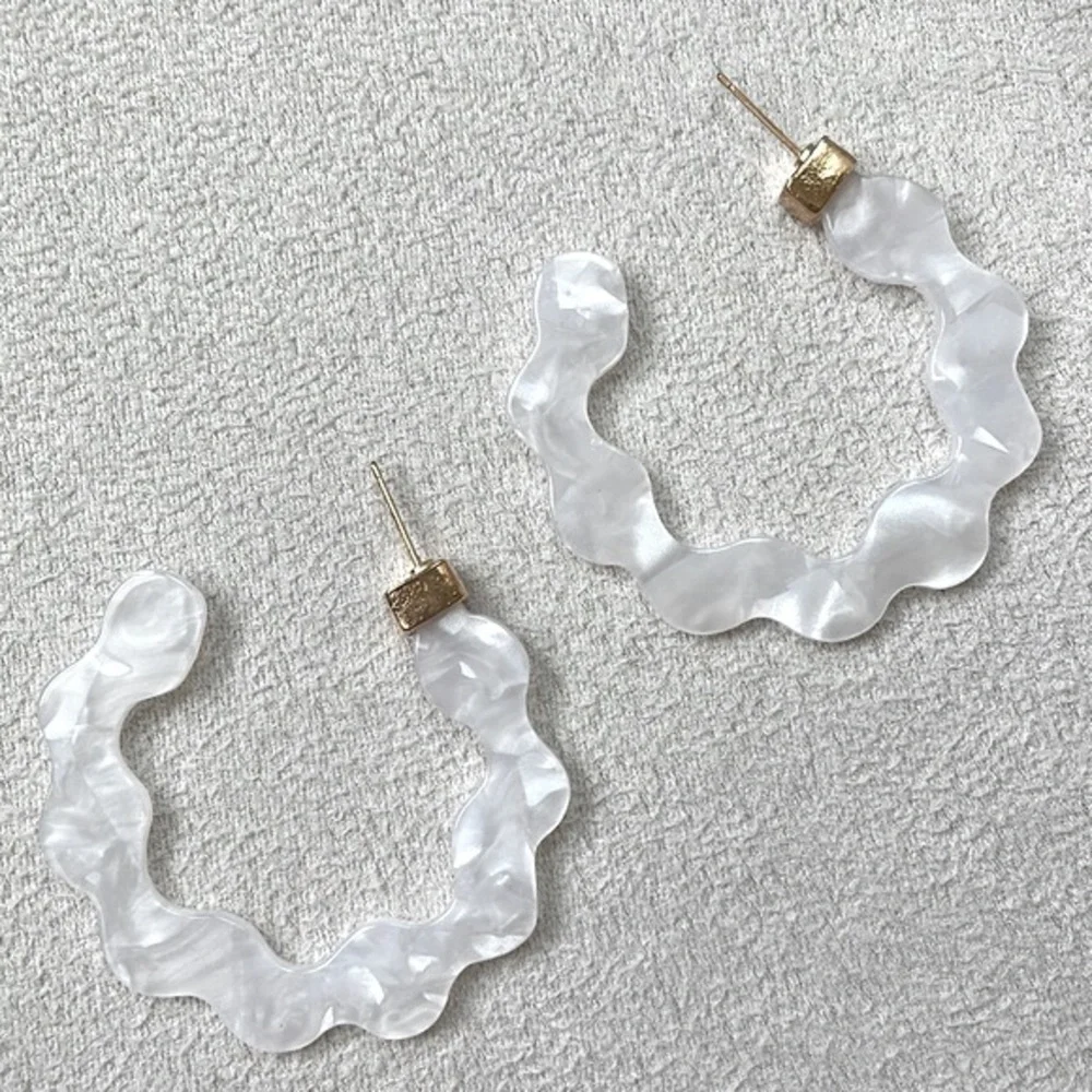Squiggle white marble hoops